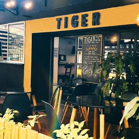 Tiger Hostel Medellín Buitenkant foto