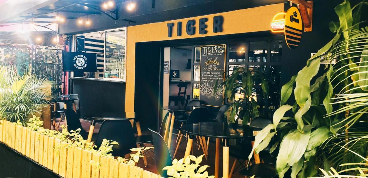 Tiger Hostel Medellín Buitenkant foto
