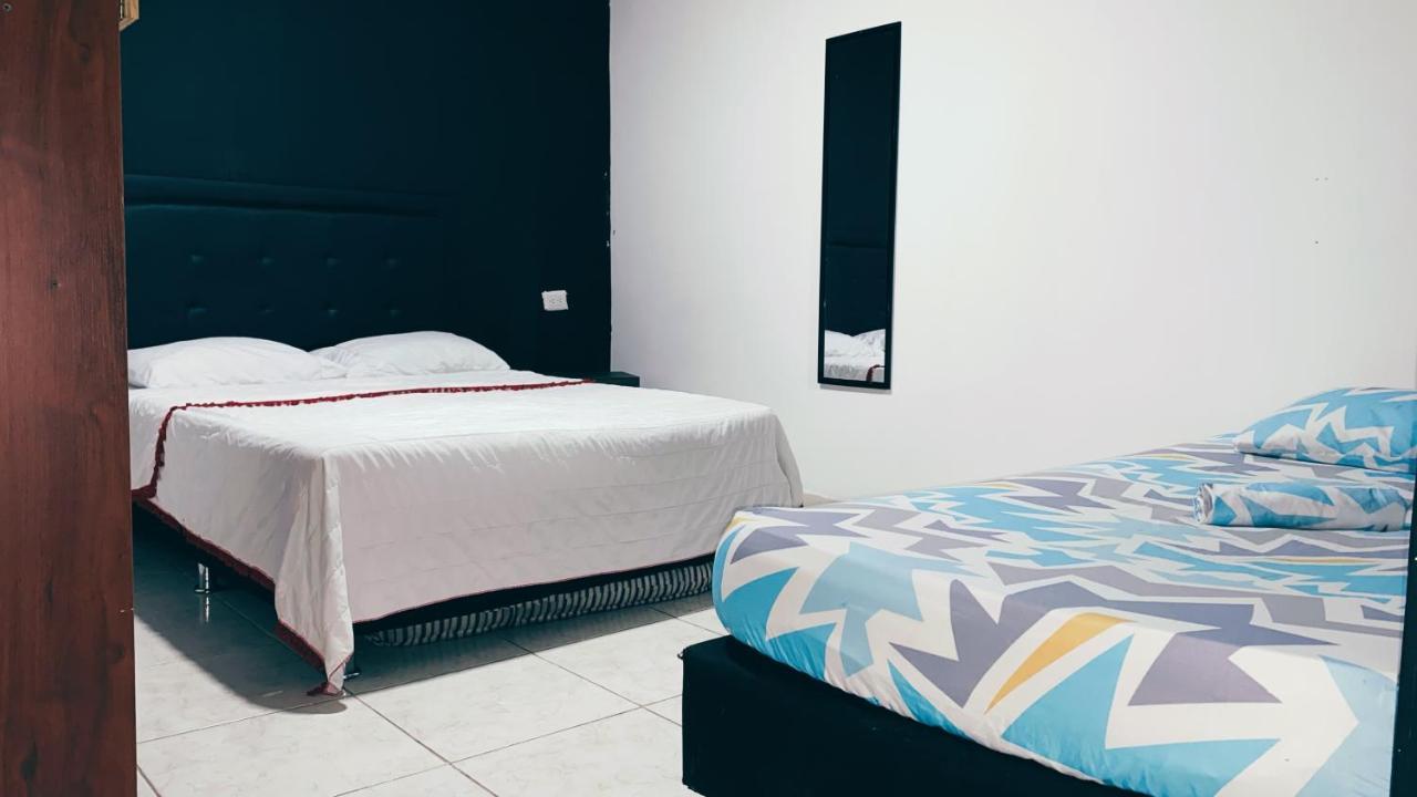 Tiger Hostel Medellín Buitenkant foto